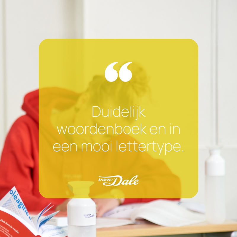 Op de achtergrond is een scholier te zien die zich over een examen op haar tafel heen buigt. Daarvoor is een geel semi-doorzichtig vierkant te zien met daarin de woorden 'Duidelijk woordenboek en in een mooi lettertype'