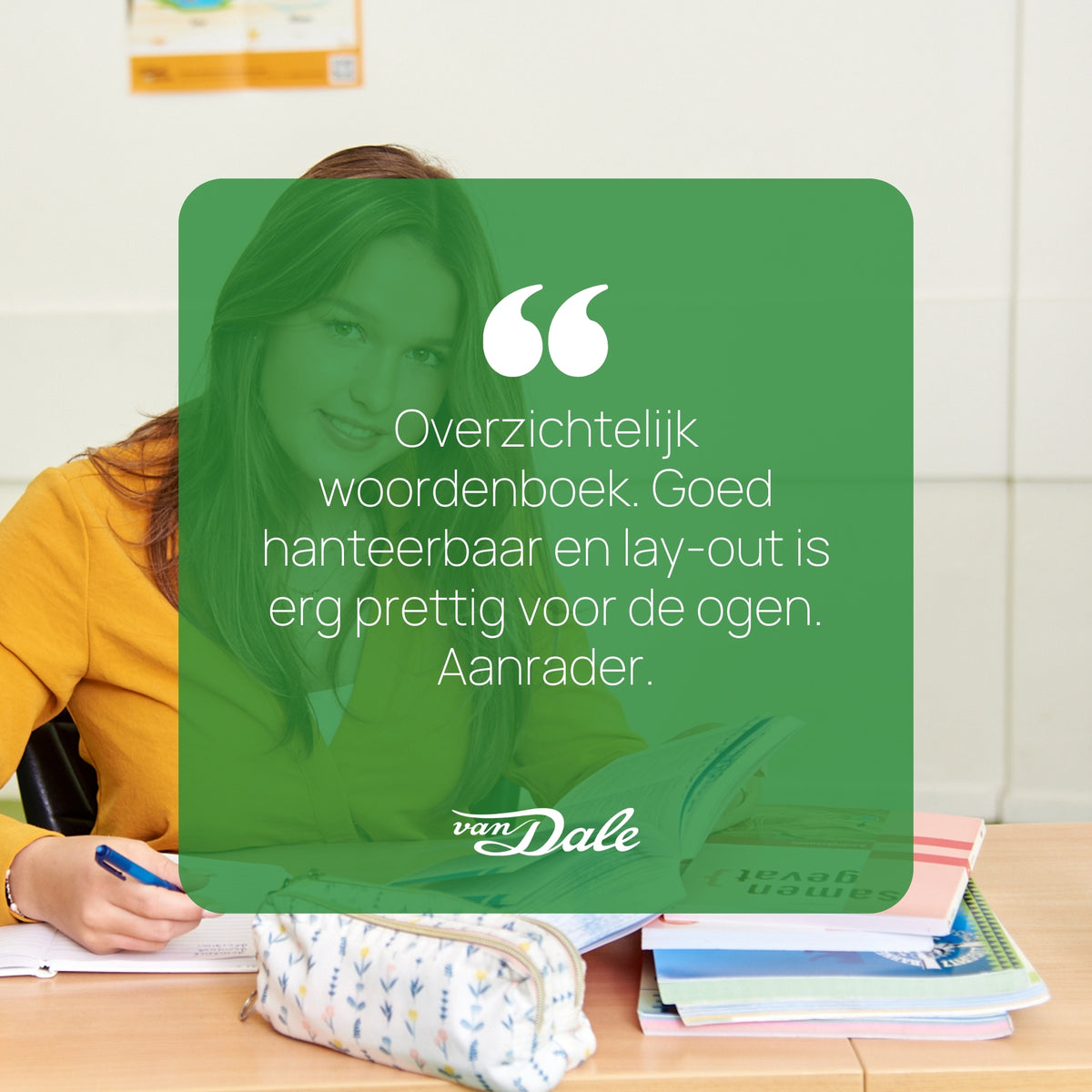 Op de achtergrond is een scholier te zien die een opengeslagen woordenboek voor zich heeft met een schrift ernaast. Daarvoor is een groen semi-doorzichtig vierkant te zien met daarin de woorden 'Overzichtelijk woordenboek. Goed hanteerbaar en lay-out is erg prettig voor de ogen. Aanrader'