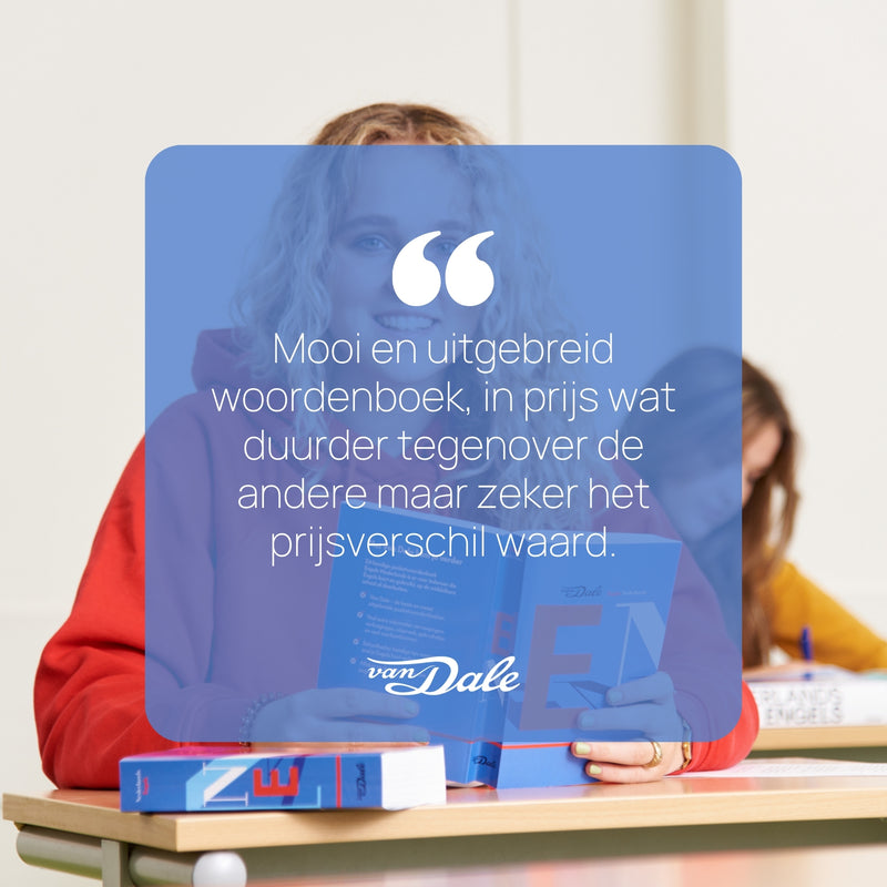 Op de achtergrond zijn twee scholieren te zien die aan schooltafels zitten. Een scholier zit in volle focus in het midden van de afbeelding. Ze heeft het 'Van Dale Pocketwoordenboek Engels-Nederlands' in haar handen. De andere scholier is niet in focus en is over diens tafel gebogen met een pen in diens hand. Voor de afbeelding is een blauw semi-doorzichtig vierkant te zien met daarin de woorden 'Mooi en uitgebreid woordenboek, in prijs wat duurder tegenover de andere maar zeker het prijsverschil waard.'