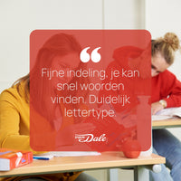 Op de achtergrond zijn twee scholieren die bezig zijn met hun eindexamens. Daarvoor is een rood semi-doorzichtig vierkant te zien met daarin de woorden 'Fijne indeling, je kan snel woorden vinden. Duidelijk lettertype'