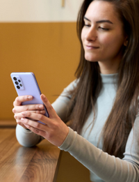 Student kijkt naar diens mobiele telefoon