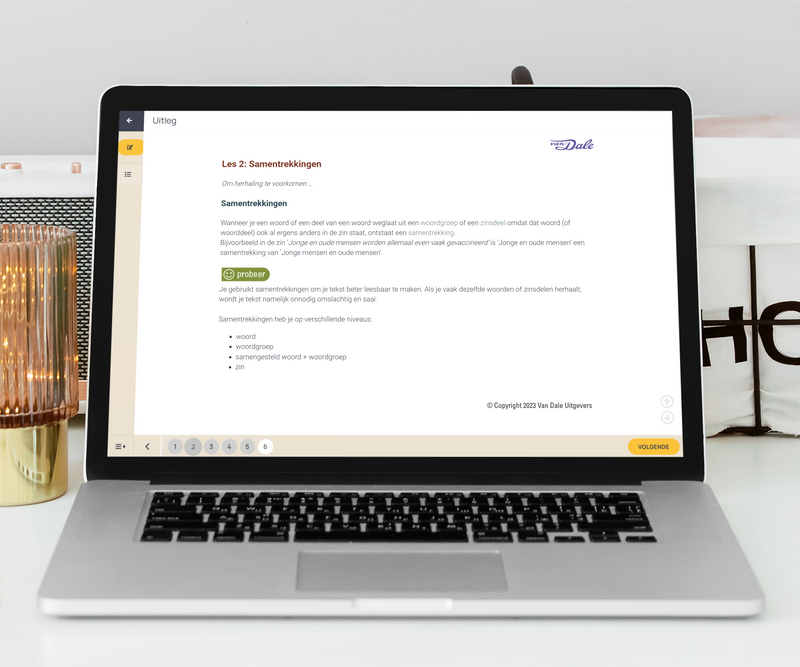 Een laptop staat op een tafel met een schermafbeelding van een deel van de uitleg uit de Van Dale E-learning Helder zakelijk schrijven stijl